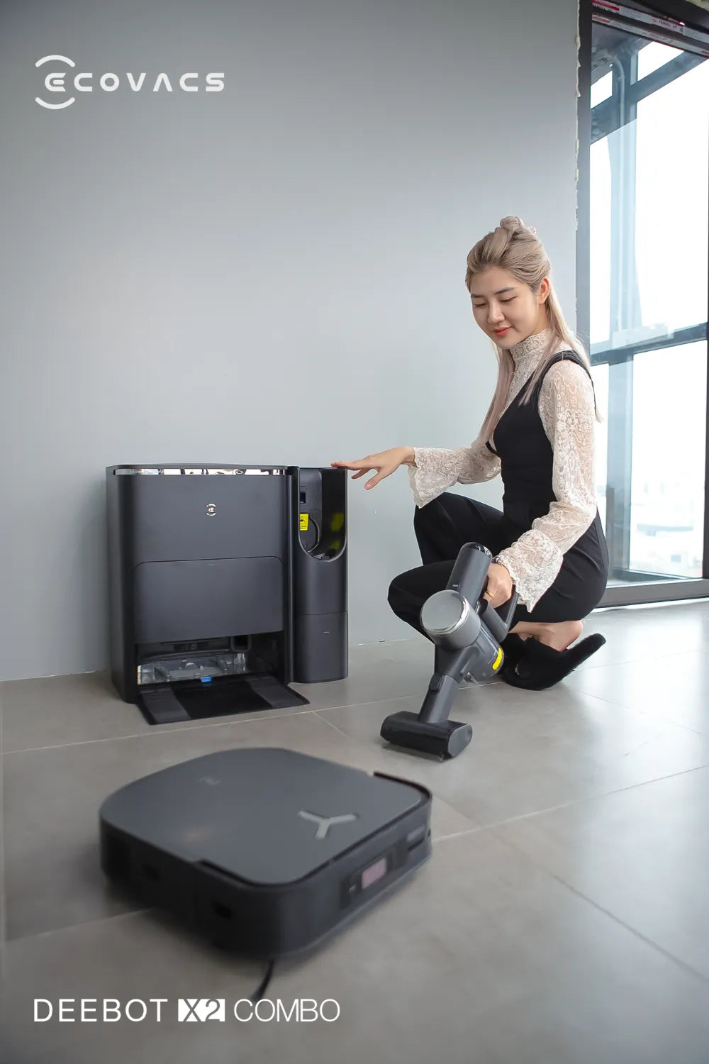 Robot có thể hút bụi, lau sàn, tự quay về trạm giặt giẻ và tiếp tục làm sạch theo khu vực đã thiết lập.