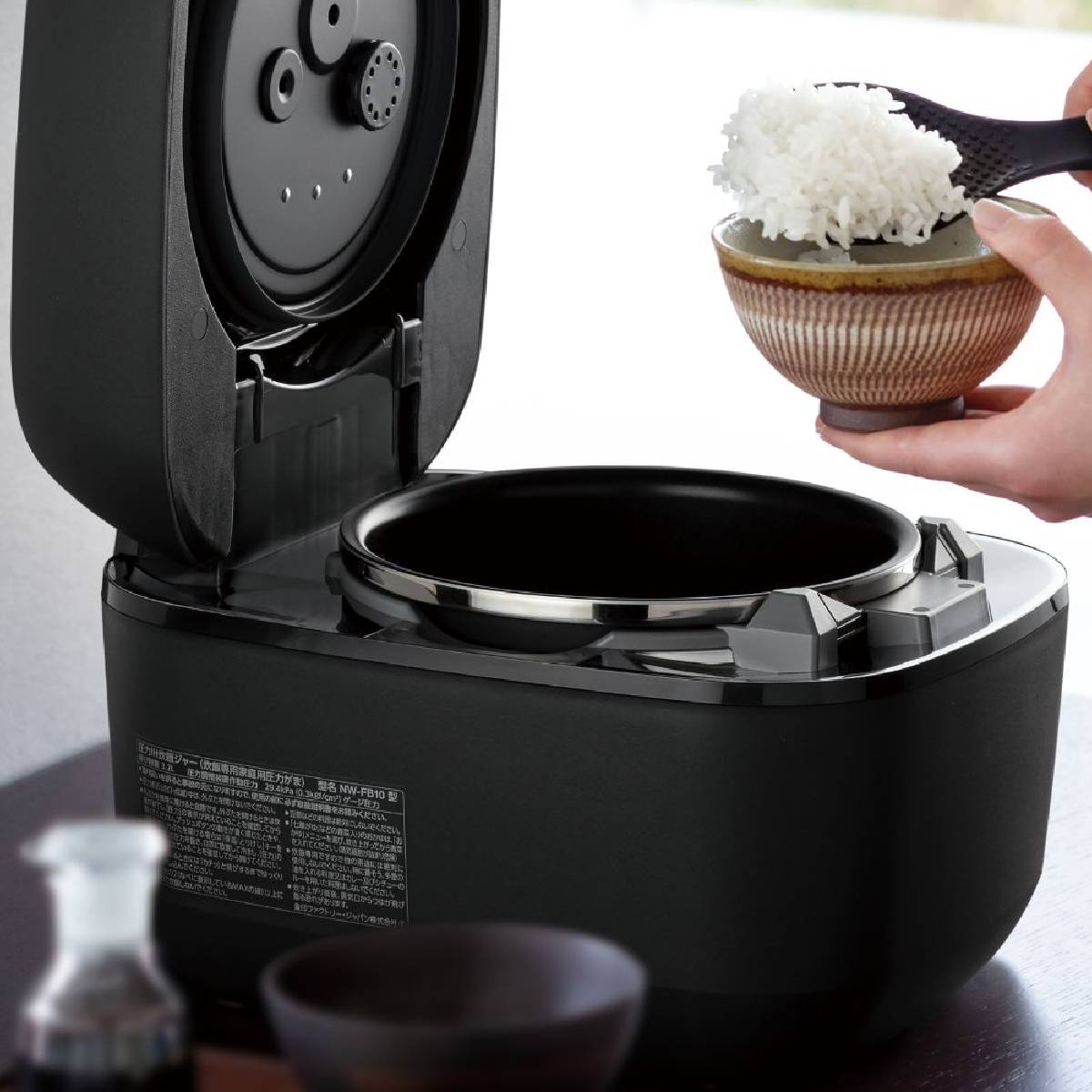 Nồi cơm điện Zojirushi NX-AA18 mở nắp