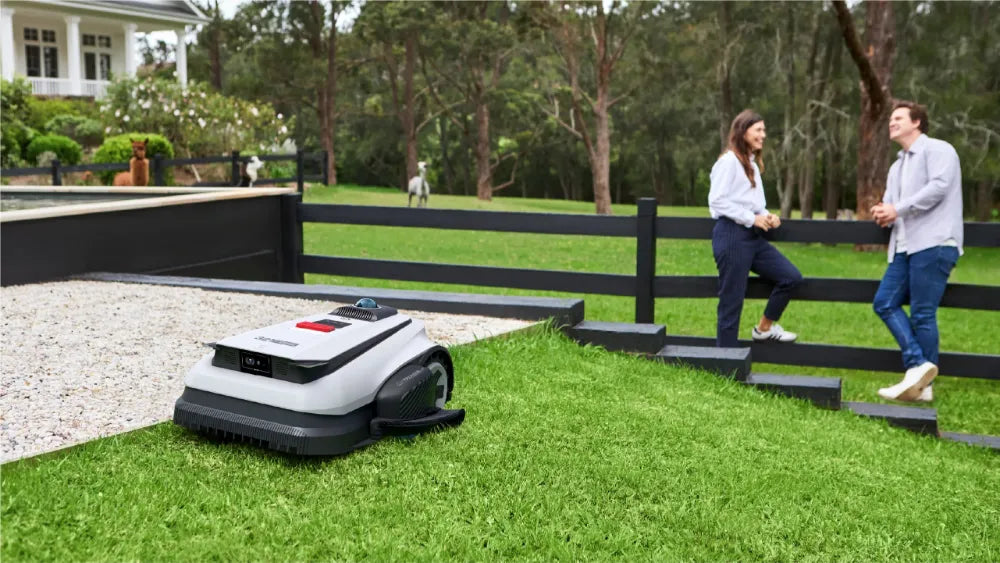 GOAT A2000 LiDAR PRO phù hợp với sân vườn lớn, nơi cần robot có khả năng cắt nhanh