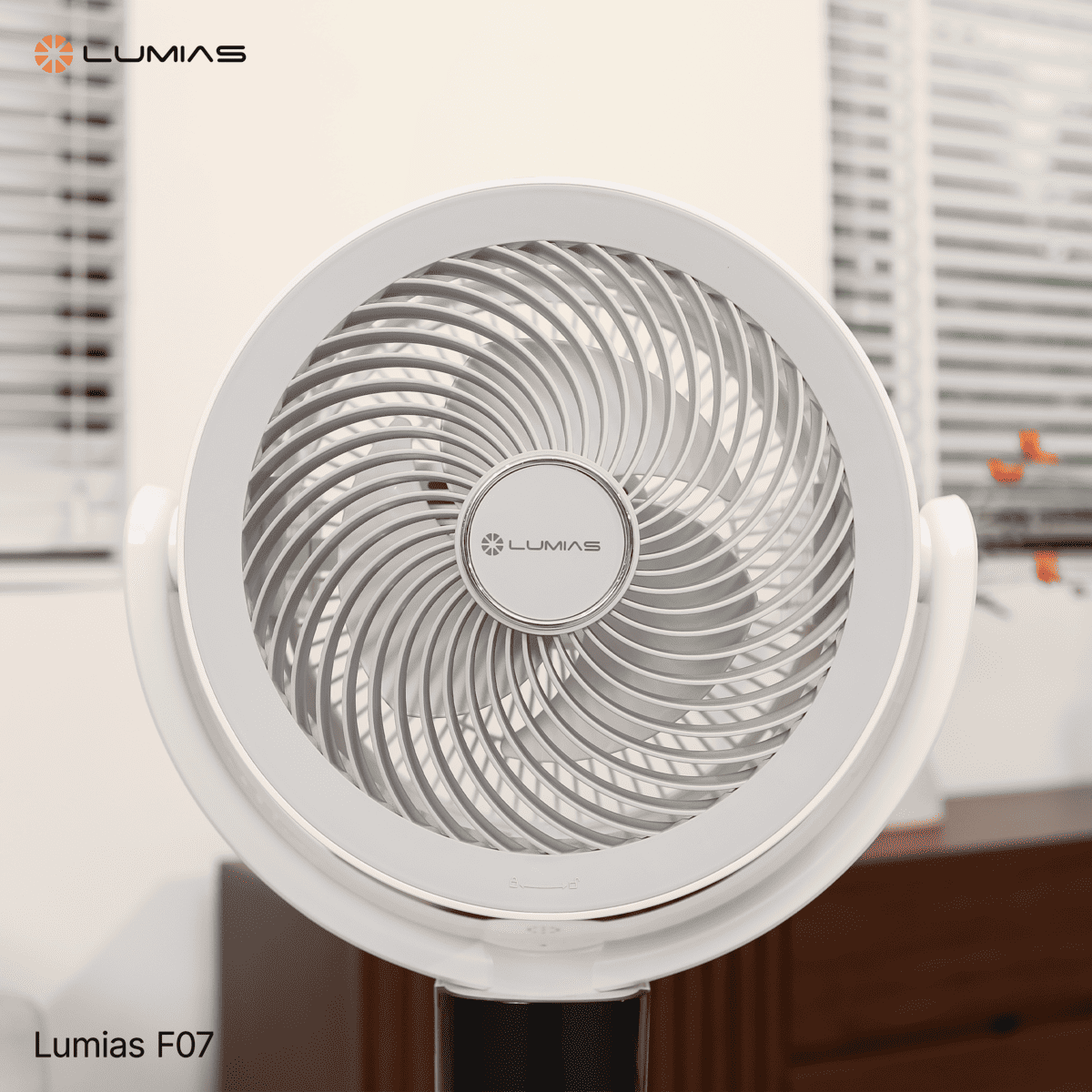 Quạt đối lưu Lumias F07 có công suất 40W, 8 cấp độ gió, đảo gió 360°, hẹn giờ 9h, điều khiển từ xa