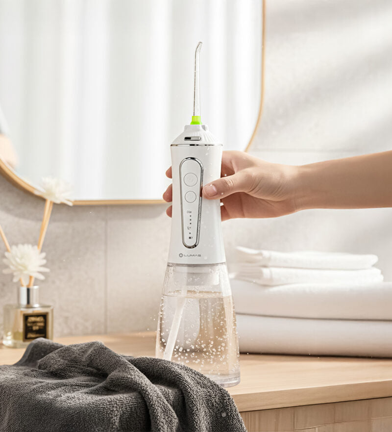 Máy tăm nước dung tích 300ml Lumias LWF-290W phù hợp với người cần thiết bị hỗ trợ làm sạch răng miệng hằng ngày bằng tia nước.