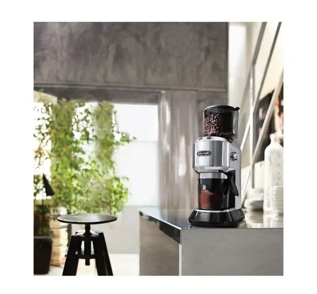 Máy xay cà phê Delonghi KG521.M có giá đỡ bộ lọc espresso.
