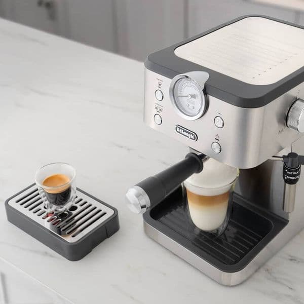 Delonghi EM450.M thuộc dòng Espresso Classic, có thiết kế kim loại, bảng điều khiển bằng nút và núm vặn. 