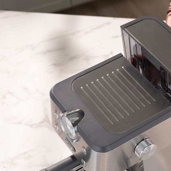 Máy phù hợp với người muốn tự thao tác từ bước nén bột, lắp tay cầm lọc đến chiết xuất espresso.
