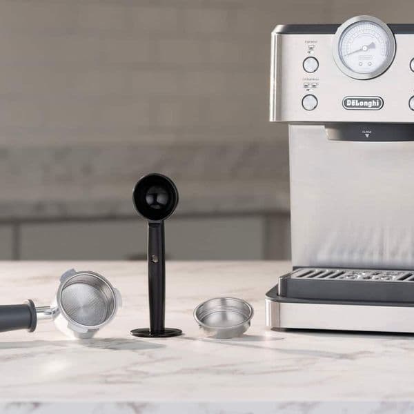 Delonghi EM450.M tập trung vào trải nghiệm pha cà phê thủ công tại nhà.