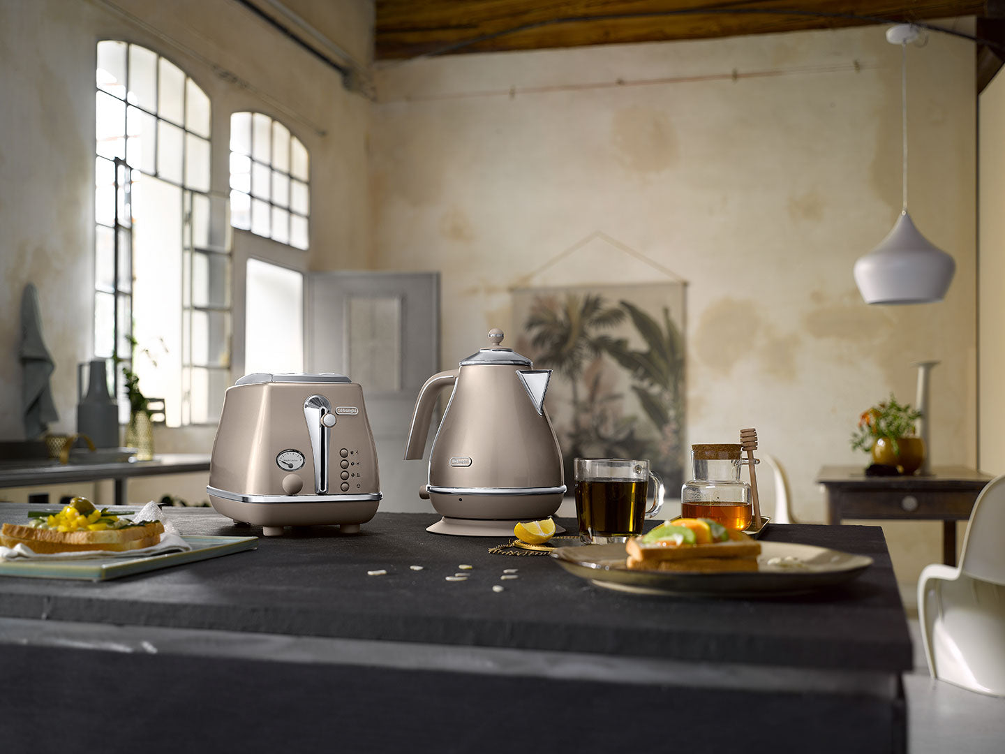 Máy nướng bánh mì DeLonghi CTOT2103.BG màu hồng
