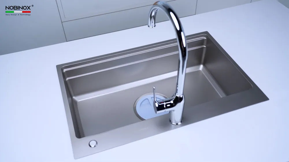 Nobinox LIRA NJ560D có kích thước 760 x 500 mm, lòng sâu 220 mm và bộ phụ kiện thiết thực