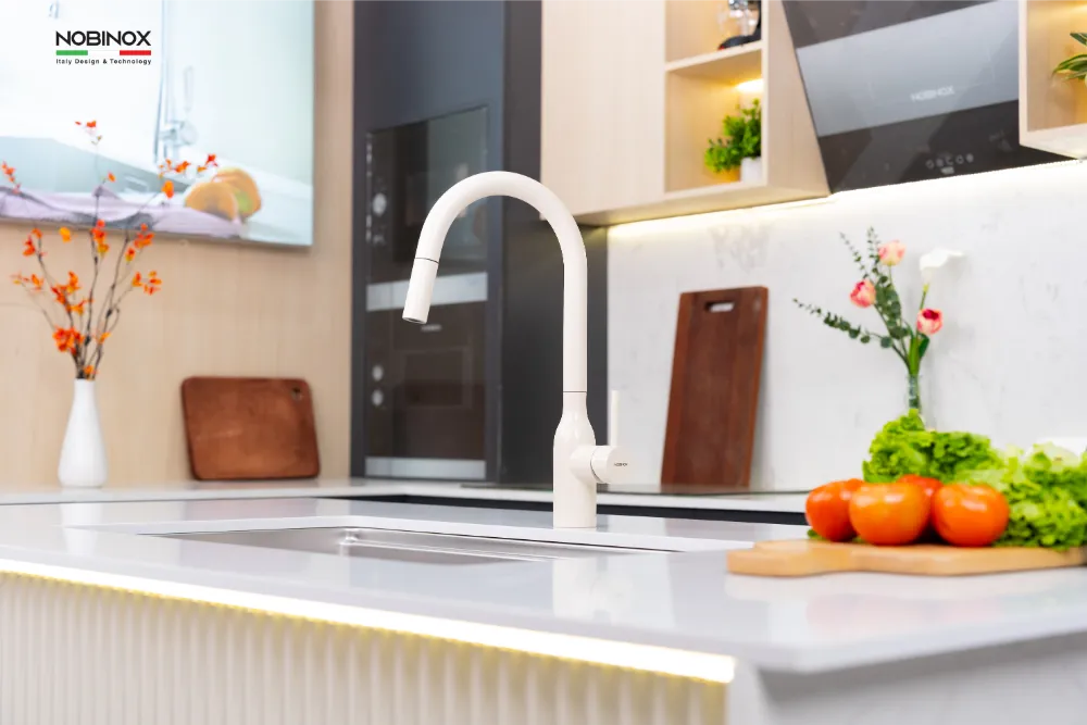 Vòi bếp AQUA NX661B hợp bếp sáng màu, dễ phối nội thất.