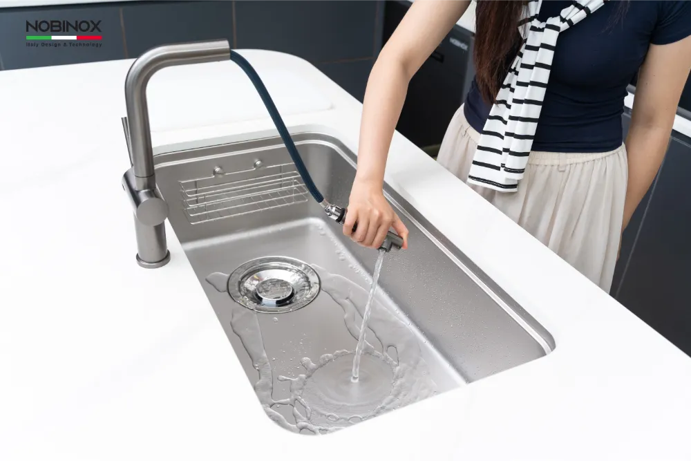 Vòi bếp BIANCO NX603 dây rút nóng lạnh